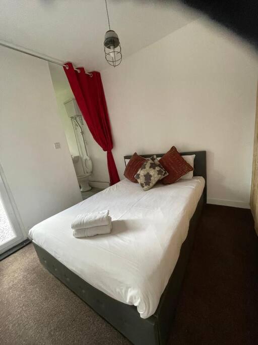 2 Bedroom Flat Wembley Apartment
