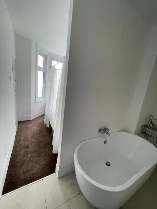 Apartment 2 Bedroom Flat Wembley London