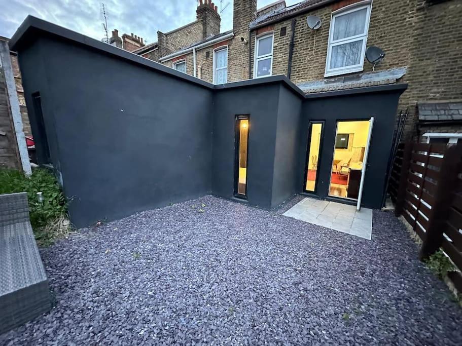 2 Bedroom Flat Wembley Apartment *