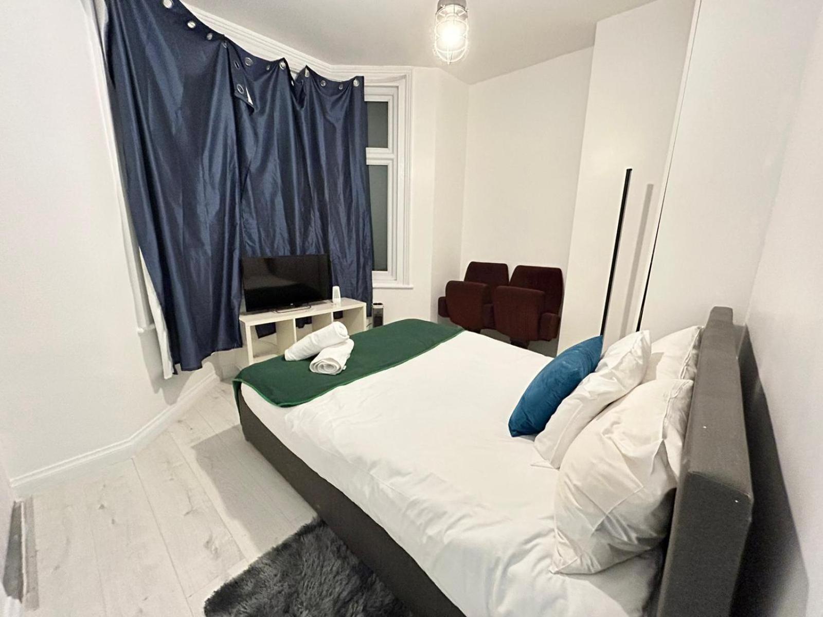 2 Bedroom Flat Wembley Apartment